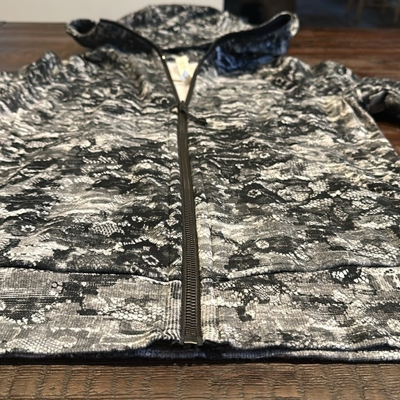 Lululemon. Scuba hoodie. Size 8. - Picture 3 of 4